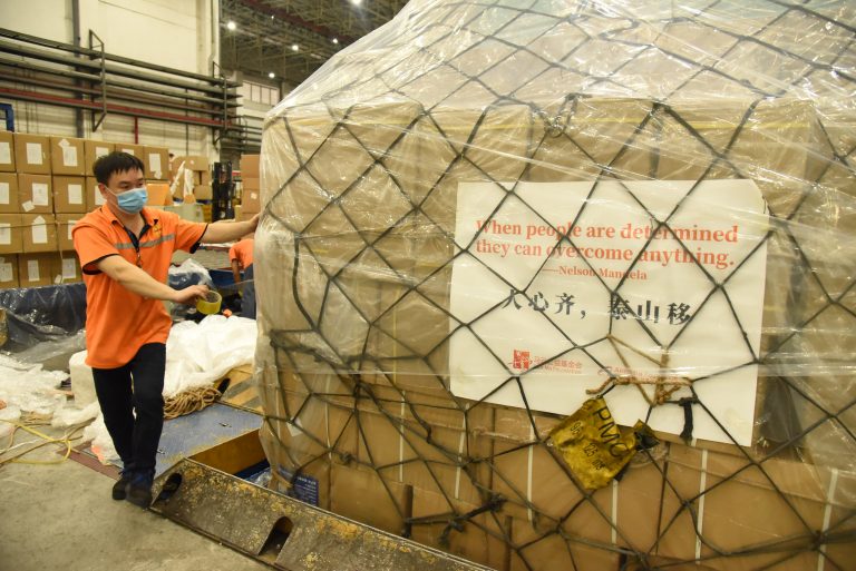Com uma frase de Nelson Mandela na embalagem, equipamentos médicos doados para Etiópia por fundações chinesas são embarcados no Aeroporto Internacional de Guangzhou: diplomacia de máscara em busca de liderança global (Xinhua/Tian Jianchuan/AFP)