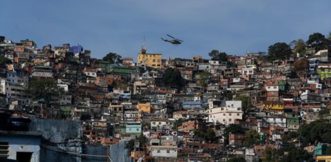 Favela da Rocinha, a maior do país, na Zona Sul do Rio: fazer renda rapidamente chegar aos mais vulneráveis é o desafio durante pandemia (Foto: Fernando Frazão/Agência Brasil)