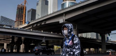 Geralmente coberto por uma nuvem de poluição, o céu azul é uma novidade em Beijing: número de vidas salvas na Chuna pela redução da poluição atmosférica pode passar de 70 mil (Nicolas Asfouri/AFP)
