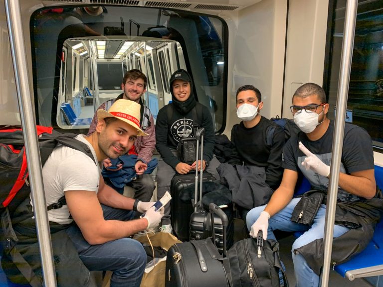 Carioca da Cidade de Deus, Matheus (segundo à direita, de máscara) no aeroporto de Madri com um amigo bolsista e outros brasileiros: sonho de estudar no exterior adiado (Foto: Lethicia Amancio)