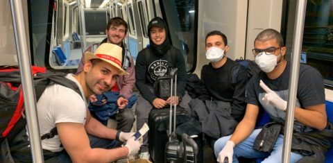 Carioca da Cidade de Deus, Matheus (segundo à direita, de máscara) no aeroporto de Madri com um amigo bolsista e outros brasileiros: sonho de estudar no exterior adiado (Foto: Lethicia Amancio)