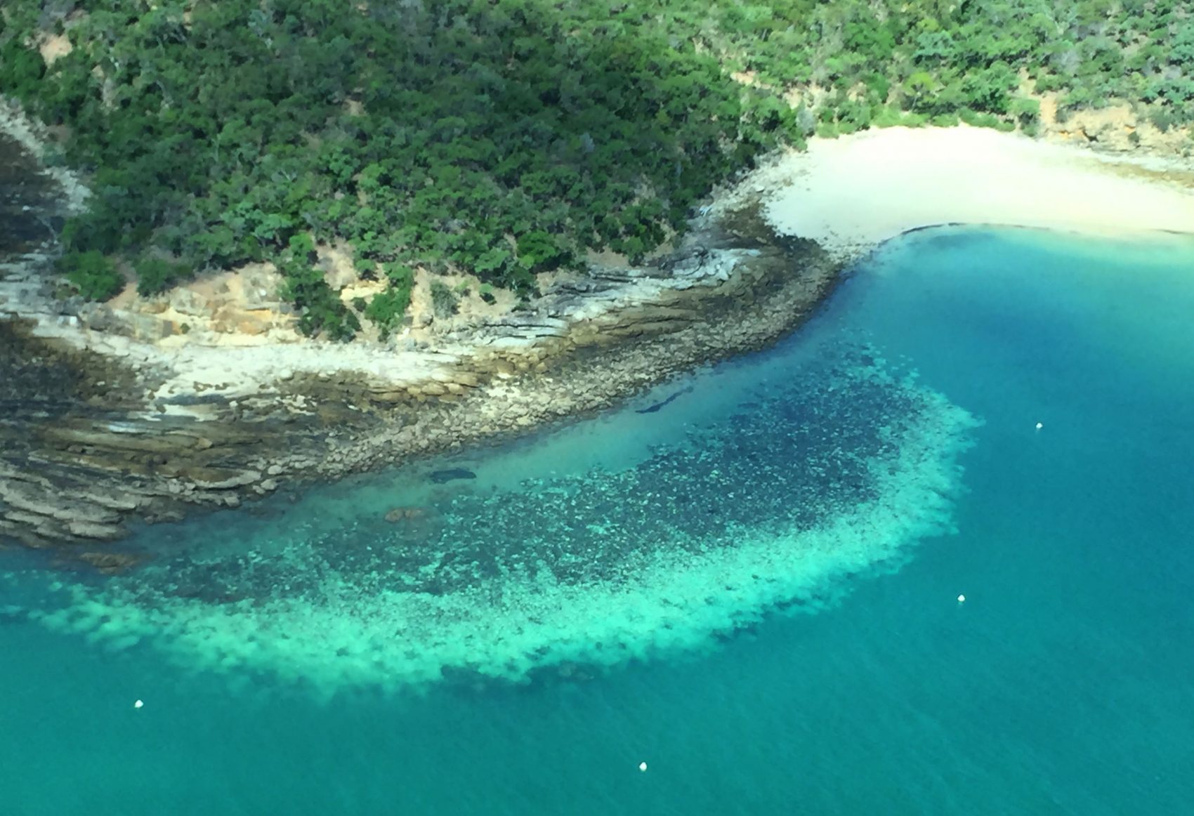Vista aérea do branqueamento em massa de corais da Grande Barreira australiana, causada por ondas de calor marítimas: terceiro evento em cinco anos revela ameaça aos quase três mil recifes (Foto: James Cook University Australia/AFP)