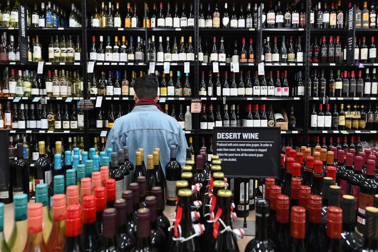 Loja de vinhos no Brooklin, Nova Yord, onde pontos de venda de bebidas alcoólicos - para entregar ou levar- foram considerados essenciais: consumo em alta nos EUA durante a pandemia (Foto: Angela Weiss/AFP)