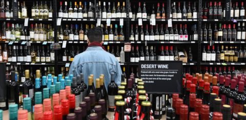 Loja de vinhos no Brooklin, Nova Yord, onde pontos de venda de bebidas alcoólicos - para entregar ou levar- foram considerados essenciais: consumo em alta nos EUA durante a pandemia (Foto: Angela Weiss/AFP)