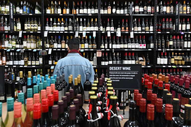 Loja de vinhos no Brooklin, Nova Yord, onde pontos de venda de bebidas alcoólicos - para entregar ou levar- foram considerados essenciais: consumo em alta nos EUA durante a pandemia (Foto: Angela Weiss/AFP)