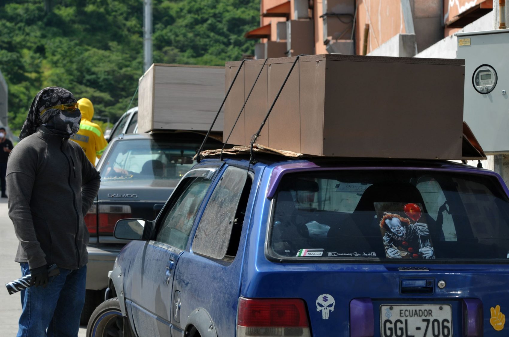 Filas de carros, com caixões no teto, para entrar em hospital em Guayaquil e recolher corpos de parentes: serviço funerário em colapso (Foto: Jose Sanchez/AFP)