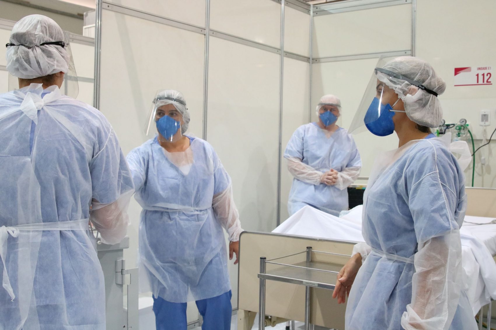 Médicos e enfermeiros em UTI em São Paulo: profissionais apontam buracos nas escalas de plantão da enfermagem sem ter como preencher (Foto: Rovena Rosa/Agência Brasil)