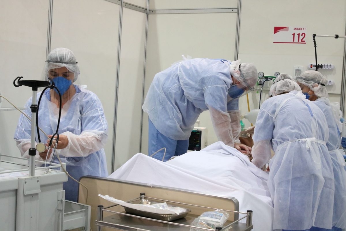 Treinamento de profissionais de saúde em hospital de São Paulo: médicos pedem protocolo unificado para atendimento aos pacientes com covid-19 (Foto: Rovena Rosa/Agência Brasil)