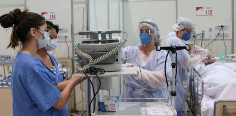 Profissionais de saúde em UTI em São Paulo: sobrecarga de trabalho, tensão e medo com a pandemia (Foto: Rovena Rosa/Agência Brasil)