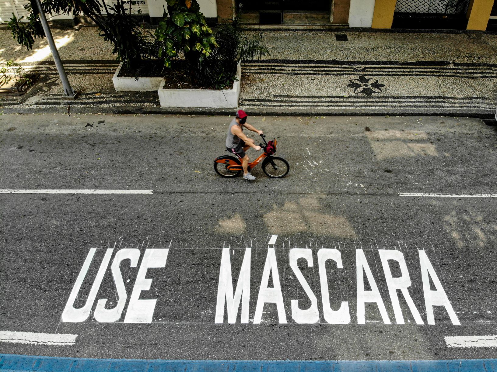 Propaganda do uso da máscara no asfalto de rua de Copacabana: mudança na comunicação (Foto: Thiago Ribeiro/AGIF/AFP)