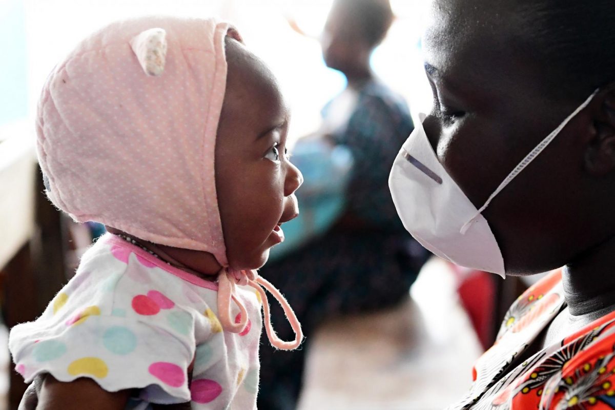 Mãe com filha em tempos de pandemia: mulheres cuidam de crianças, idosos, enfermos (Foto: Frank Dejongh/Unicef)