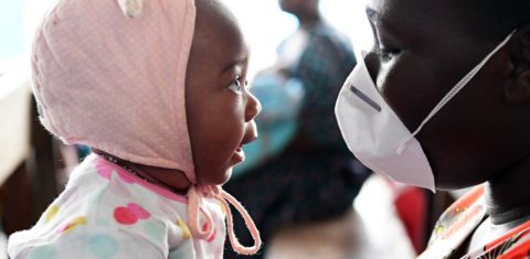 Mãe com filha em tempos de pandemia: mulheres cuidam de crianças, idosos, enfermos (Foto: Frank Dejongh/Unicef)