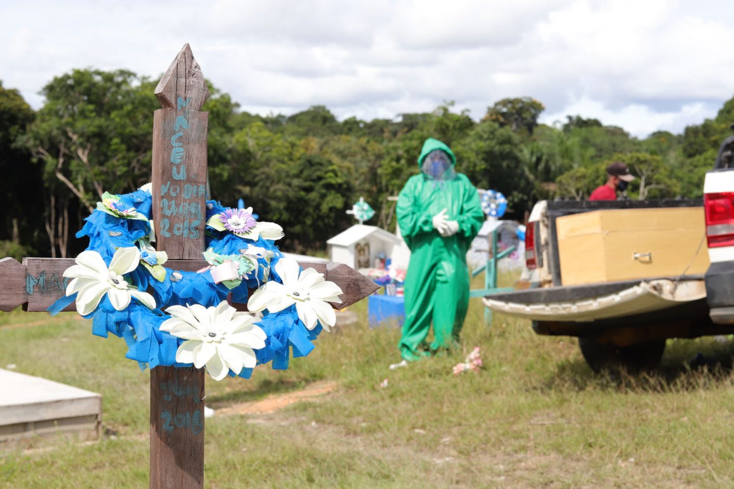 Enterro de vítima de covid-19 em São Gabriel da Cachoeira: doença avança em município do Amazonas com mais de 25 mil indígenas (Foto: Paulo Desana/Dabakuri/Amazônia Real)