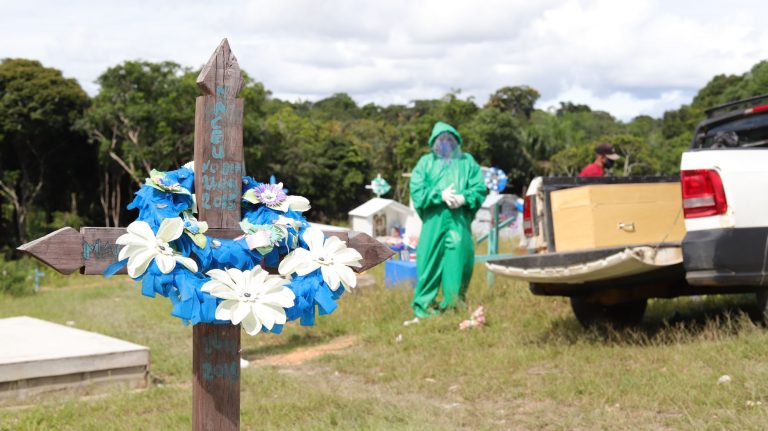 Enterro de vítima de covid-19 em São Gabriel da Cachoeira: doença avança em município do Amazonas com mais de 25 mil indígenas (Foto: Paulo Desana/Dabakuri/Amazônia Real)