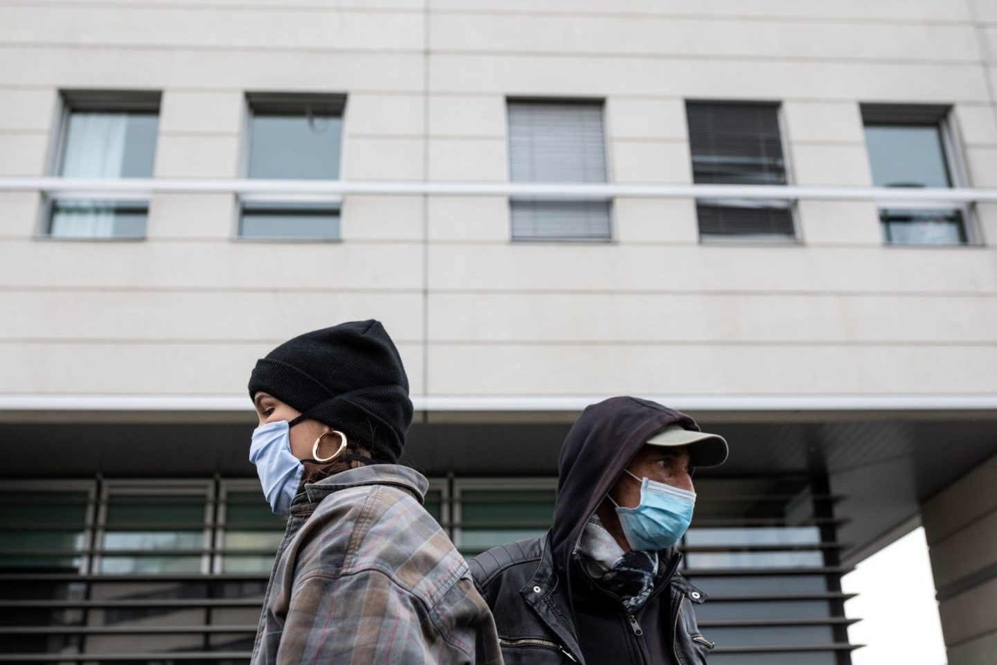 Casal de máscara na França: constatação que casos mais grave da covid-19 afetam mais homens que mulheres levam pesquisadores a usar hormônios femininos na busca de compostos terapêuticos (Jérémie Lusseau/Hans Lucas/AFP