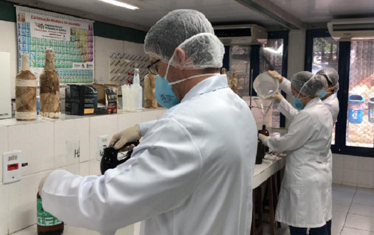 Produção de álcool gel no laboratório da Universidade Federal de Sergipe: 992.828 litros de álcool gel e 912 mil litros de álcool líquidos fabricados nas instituições federais (Foto: Divulgação/UFS)