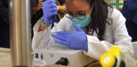 Pesquisadora desenvolve teste rápido na Universidade Federal de Uberlândia: instituições já fizeram 55 mil testes (Foto: Divulgação/UFU)