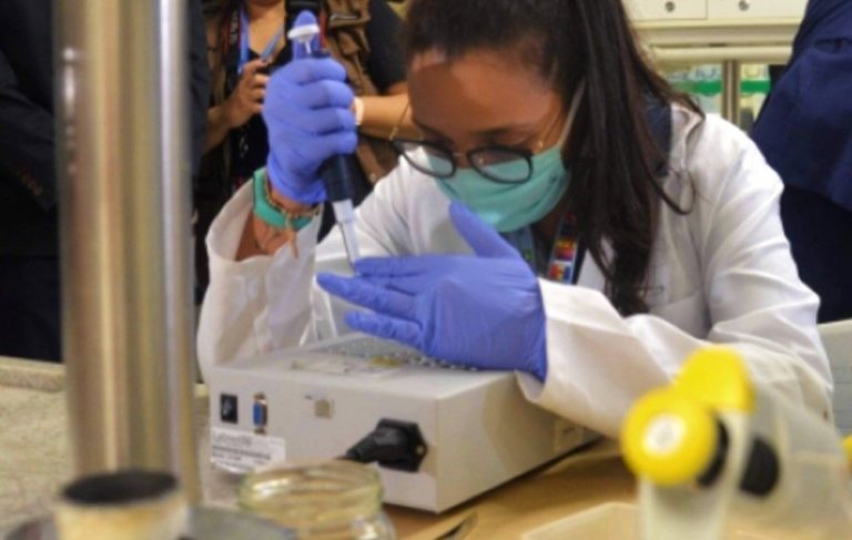 Pesquisadora desenvolve teste rápido na Universidade Federal de Uberlândia: instituições já fizeram 55 mil testes (Foto: Divulgação/UFU)