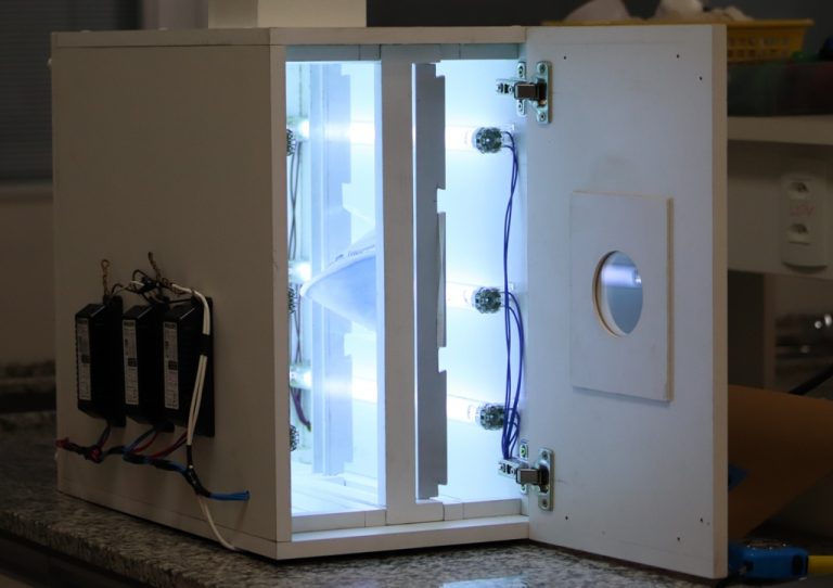 Caixa de desinfecção de máscaras usadas por profissionais de saúde: tecnologia desenvolvida por pesquisadores da UFS para hospitais públicos (Foto: Josafá Neto)