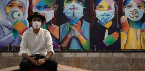 O artista brasileiro Eduardo Kobra posa diante da sua obra Coexistencia, na cidade de Itu, em São Paulo. Foto Rebeca Reis/AGIF