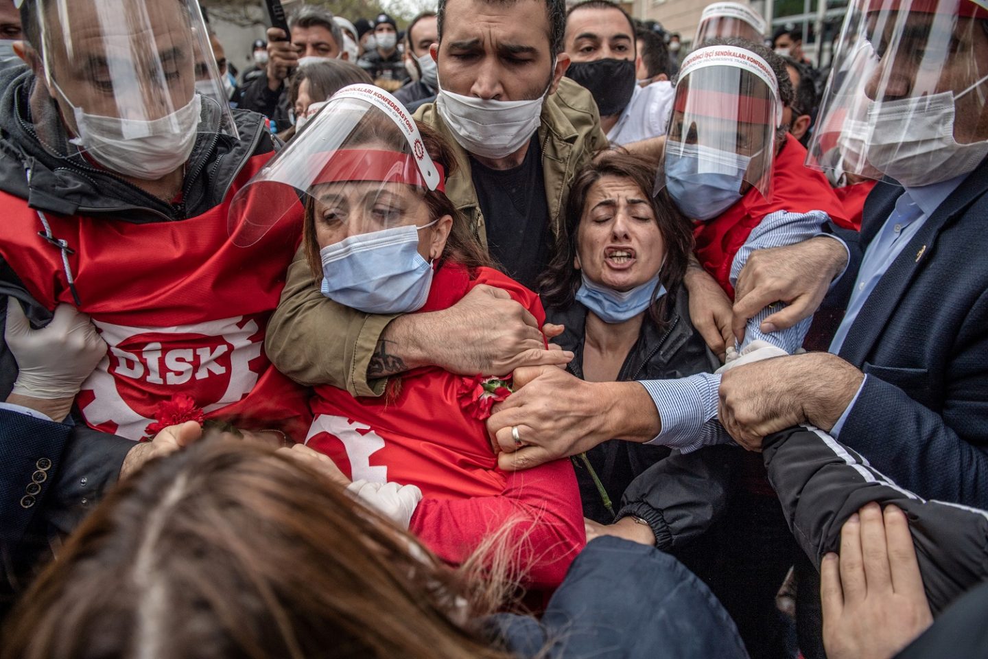 Em Instambul, manifestantes usando máscaras para proteção contra a covid-19 lutam com a polícia turca durante um comício do Dia do Trabalhador. Foto Bulent Kilic/AFP