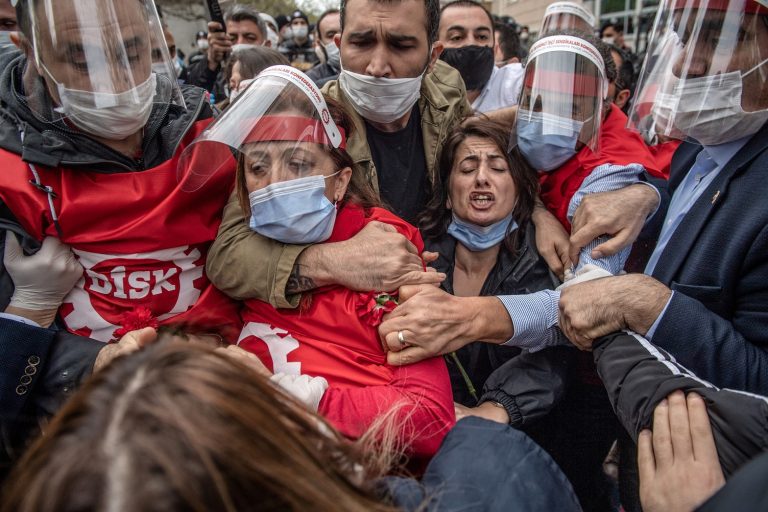 Em Instambul, manifestantes usando máscaras para proteção contra a covid-19 lutam com a polícia turca durante um comício do Dia do Trabalhador. Foto Bulent Kilic/AFP