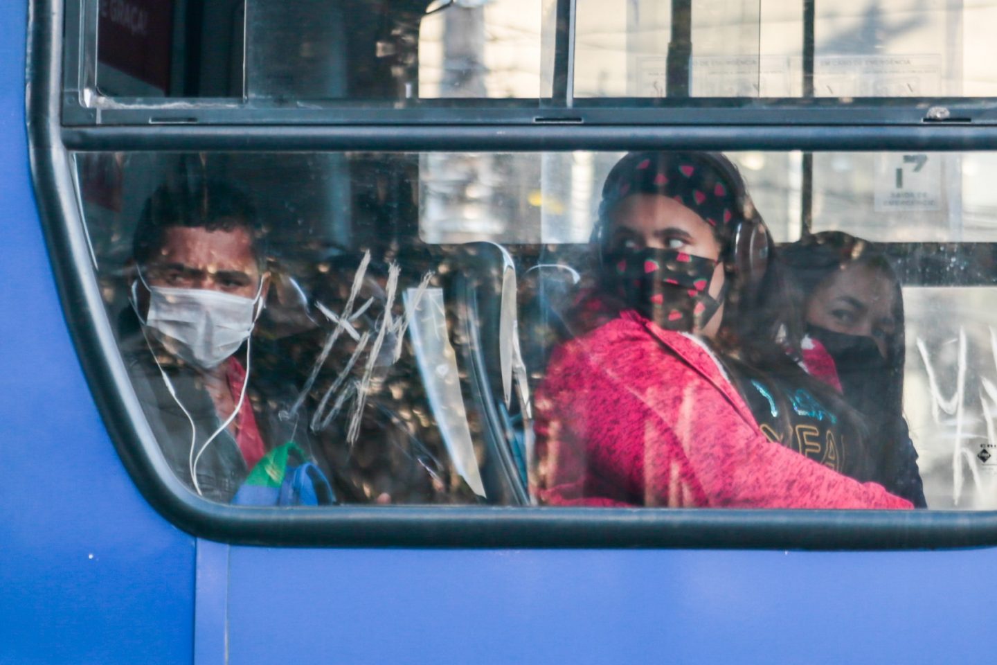 Passageiros usam máscaras no ônibus, em São Paulo. A cidade adotou o bloqueio de avenidas após identificar o relaxamento no isolamento social. Foto Marcello Zambrana/AGIF