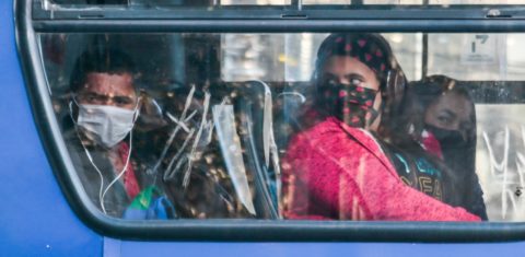 Passageiros usam máscaras no ônibus, em São Paulo. A cidade adotou o bloqueio de avenidas após identificar o relaxamento no isolamento social. Foto Marcello Zambrana/AGIF