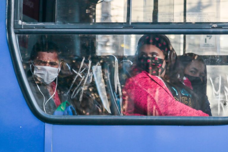 Passageiros usam máscaras no ônibus, em São Paulo. A cidade adotou o bloqueio de avenidas após identificar o relaxamento no isolamento social. Foto Marcello Zambrana/AGIF