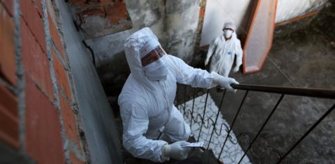Funcionários da prefeitura de Manaus chegam para recolher o corpo de uma pessoa suspeita de ter morrido de covid-19. Foto Michael Dantas/AFP