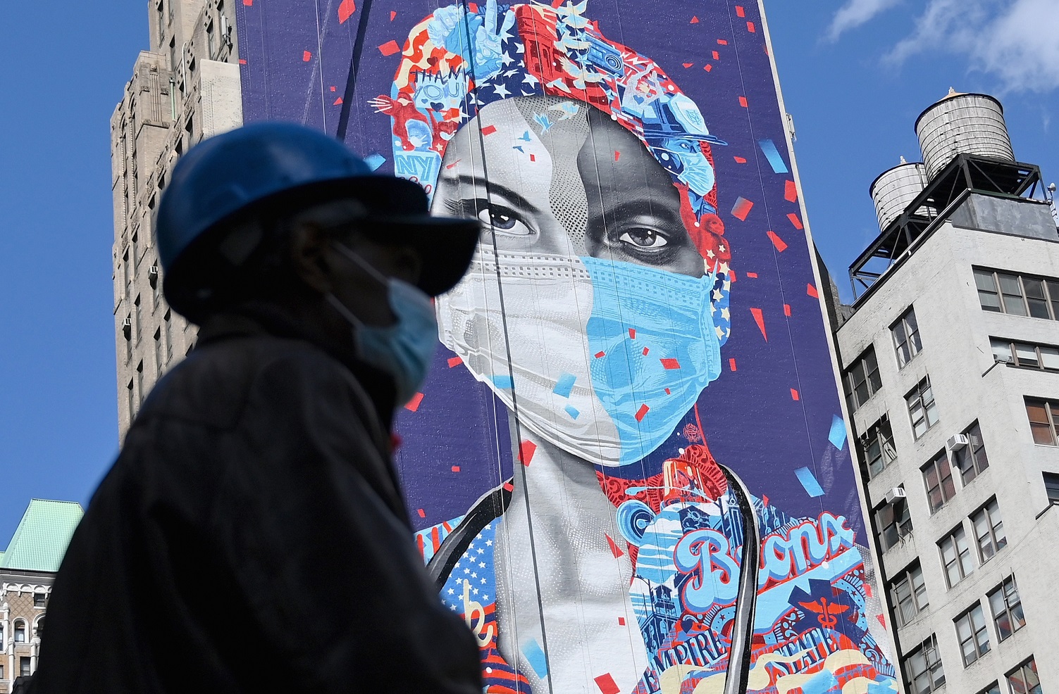 Em Nova York, um moral tenta incentivar o uso das máscaras de proteção. O país segue liderando as estatísticas de casos e mortes. Foto Angela Weiss/AFP