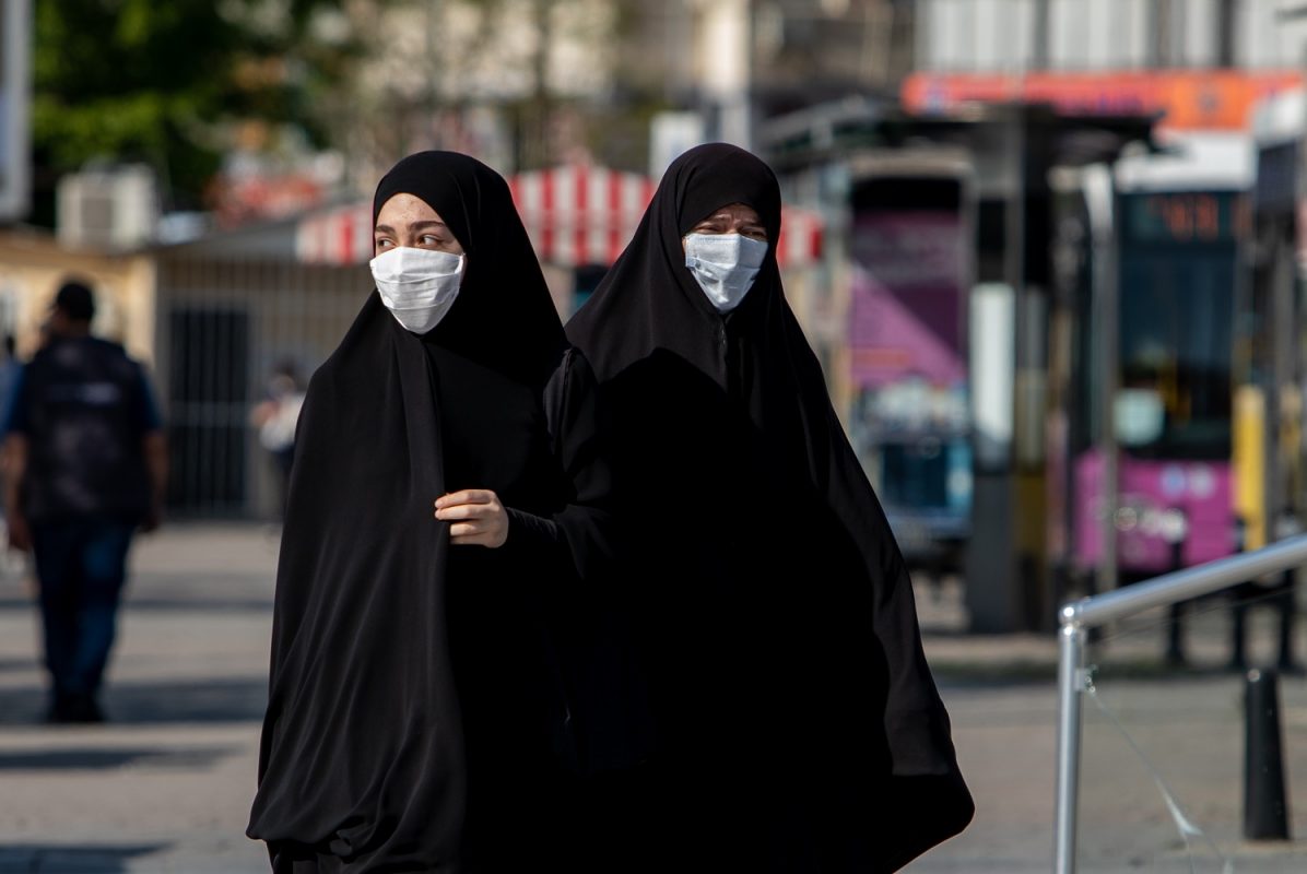 Duas mulheres caminham pelas ruas de Instambul, na Turquia. O país caminha para fim da pandemia, mas ainda impõe duras restrições ao comércio e às viagens. Foto Erhan Demirtas/NurPhoto