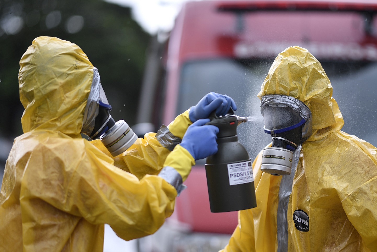Bombeiros de Minas Gerais participam de um treinamento de prevenção para o combate ao coronavírus. Foto Douglas Magno/AFP