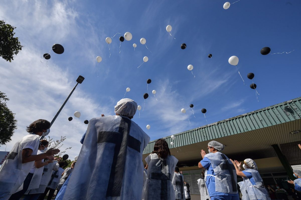 No Hospital Universitário de São Paulo, profissionais de saúde soltam balões em homenagem aos colegas que morreram no combate ao coronavírus. Foto Nelson Almeida/AFP