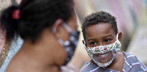 Em Belo Horizonte, Juliene Maria Conceição, que sofre de deficiência auditiva, sorri para o filho Leonardo. Ambos com máscaras protetoras contra a covid-19, projetadas para que os lábios possam ser lidos. Foto Douglas Magno/AFP