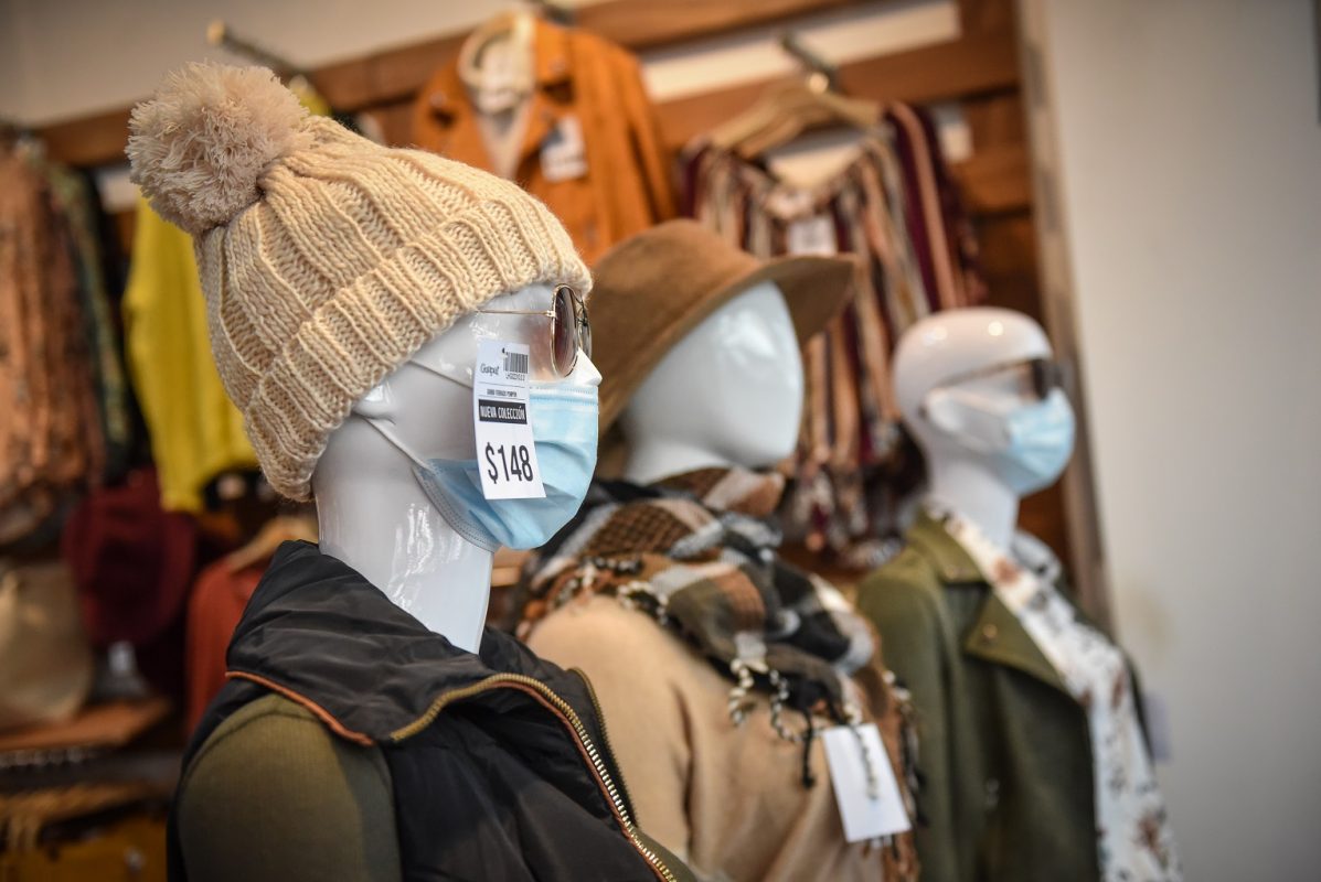 No centro de Montevidéu, uma loja de roupas mostra os manequins com máscara. Os país teve um dos menores índices de casos e mortes no continente. Foto Carlos Lebrato/Anadolu Agency