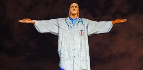 Iluminação do Cristo Redentor em homenagem aos profissionais de saúde na luta contra a covid-19. Foto Carl de Souza/AFP
