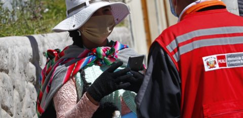 Uma mulher é entrevistada por funcionários do Ministério da Mulher e das Populações Vulneráveis enquanto ocupa um lugar na fila fora de uma instituição Administradora de Fundos de Pensão na cidade andina de Puno, perto da fronteira com a Bolívia. Foto Carlos Mamani/AFP