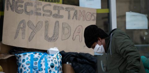 Em frente ao consulado do Peru, em Santiago, peruanos pedem ajuda para voltar ao seu país. Foto Matias Basualdo/NurPhoto