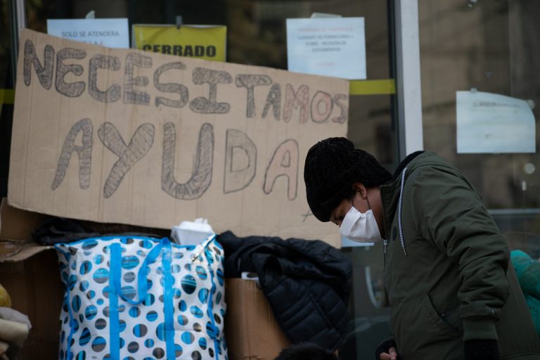 Em frente ao consulado do Peru, em Santiago, peruanos pedem ajuda para voltar ao seu país. Foto Matias Basualdo/NurPhoto