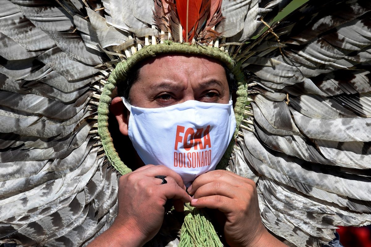 O líder indígena Kretan Kaingang participa de um protesto contra o presidente Jair Bolsonaro, em frente ao Congresso Nacional. Foto Evaristo Sá/AFP