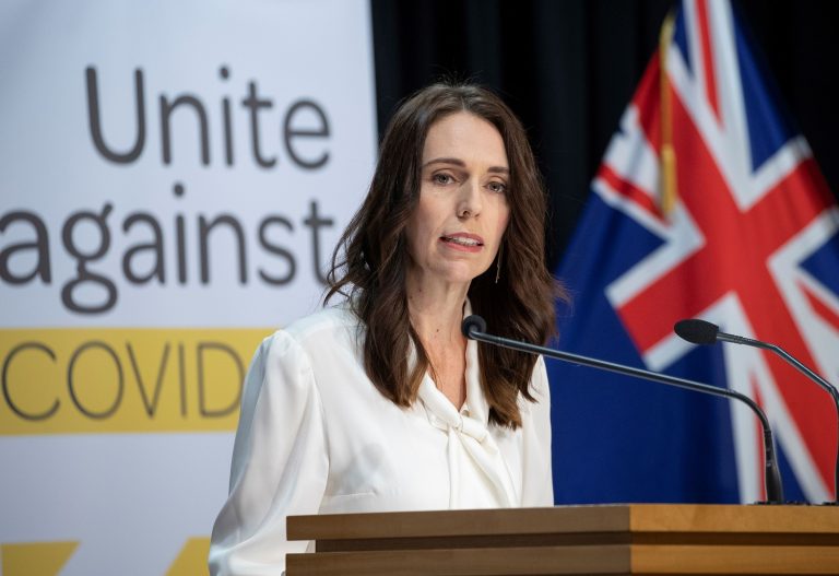 A primeira-ministra da Nova Zelândia, Jacinda Ardern, em uma conferência de imprensa anunciando as medidas duras de combate ao coronavírus. Foto Mark Mitchell/AFP