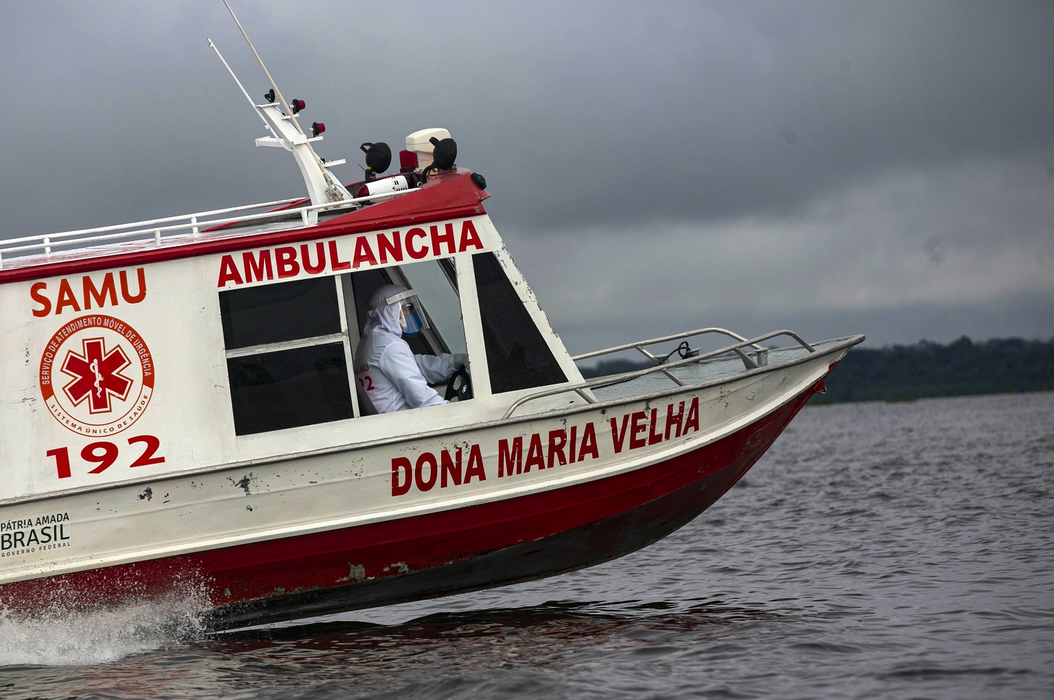 Barco ambulância transporta um paciente infectado com o novo coronavírus da comunidade de Portel para um hospital em Breves, na ilha de Marajó, no Pará. Foto Tarso Sarraf/AFP
