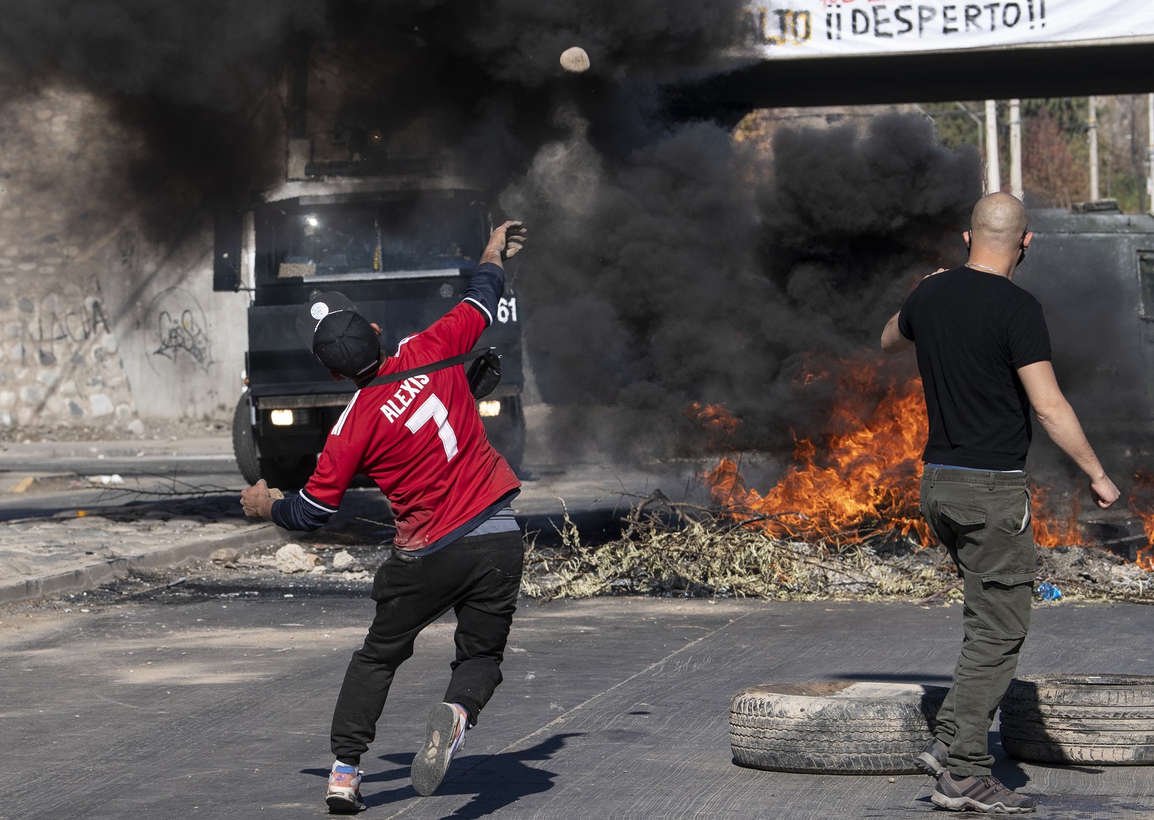 Manifestantes protestam contra o governo do presidente chileno, Sebastian Pinera, em meio à pandemia da covid-19. Foto Martin Bernetti/AFP