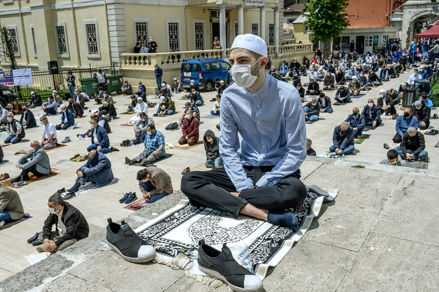 Fiéis usando máscaras protetoras mantêm a distância social necessária durante a oração de sexta-feira do lado de fora da Mesquita Fatih, em Istambul. Foto Bulent Kilic/AFP