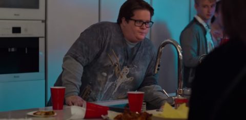 “Eu Nunca...”, nova série da Netflix, peca ao usar gordofobia como alívio cômico