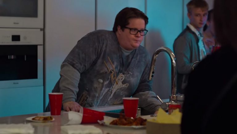 “Eu Nunca...”, nova série da Netflix, peca ao usar gordofobia como alívio cômico