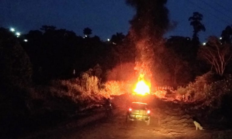 Tratores dos madeireiros são queimados pelos fiscais como prevê o decreto 6.514/08. Foto Arquivo Pessoal