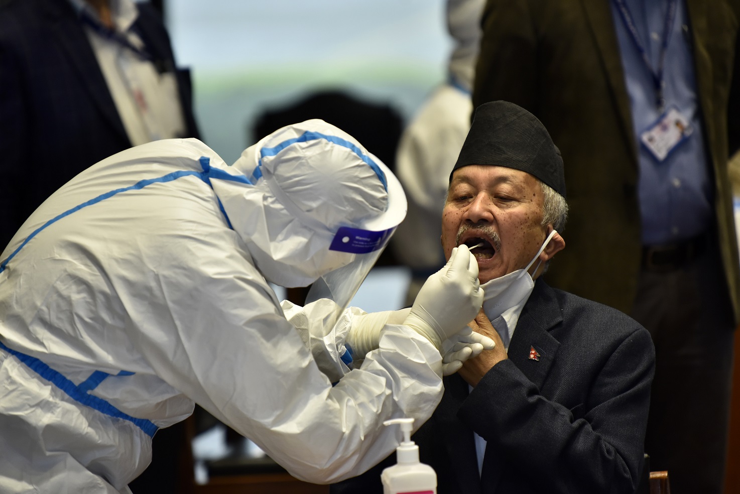 Equipe de saúde do Nepal coleta amostra para o teste do coronavírus do ex-presidente da Assembléia Constituinte, Subash Chandra Nembang. Foto Narayan Maharjan/NurPhoto