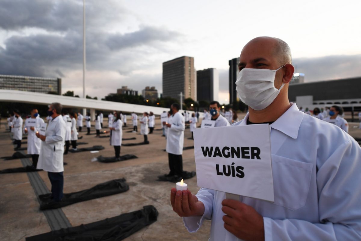 Enfermeiras e enfermeiros homenageiam trabalhadores da saúde que morreram do novo coronavírus, durante uma manifestação em Brasília. Foto Evaristo Sá/AFP